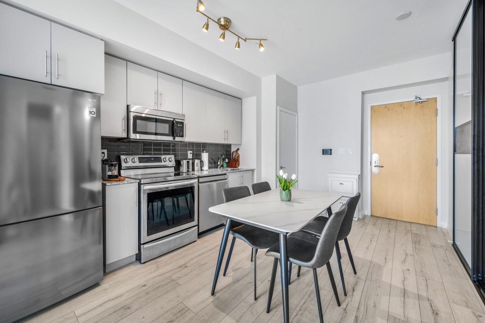 Luxury Downtown Toronto 2 Bedroom Suite With City And Lake Views And Free Parking Exterior foto